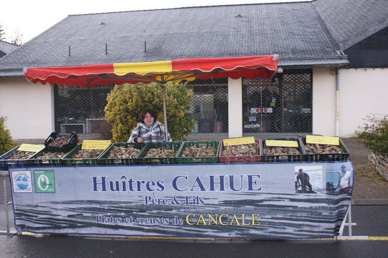 notre vendeuse Adeline à St Gregoire vente d'huitres à st Grégoire